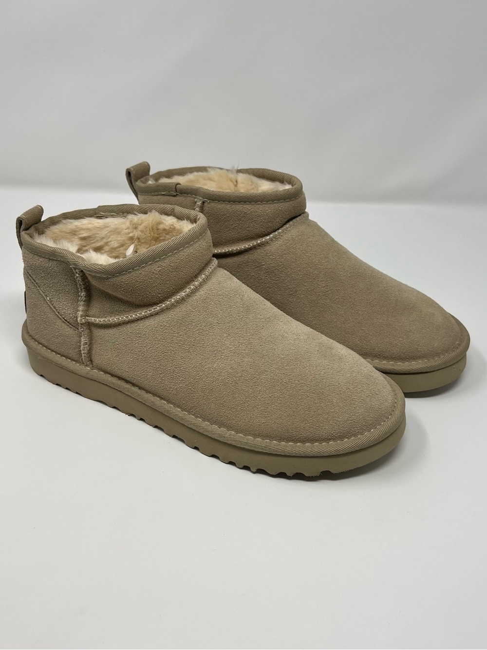 UGG Women’s Classic Short Boots Size 9 / EU 40 Tan Suede Sheepskin NWOB